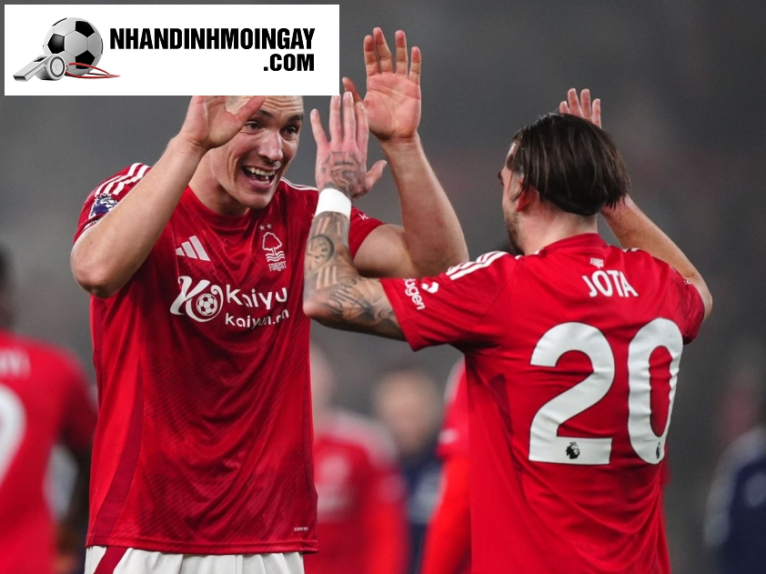 Milenkovic (bên trái) đang là chốt chặn vững chắc nơi hàng phòng ngự của Nottingham Forest