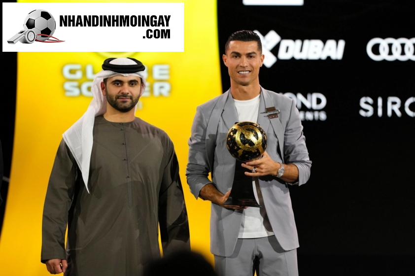 Ronaldo được vinh danh tại Quả bóng vàng Dubai (Ảnh: Getty).