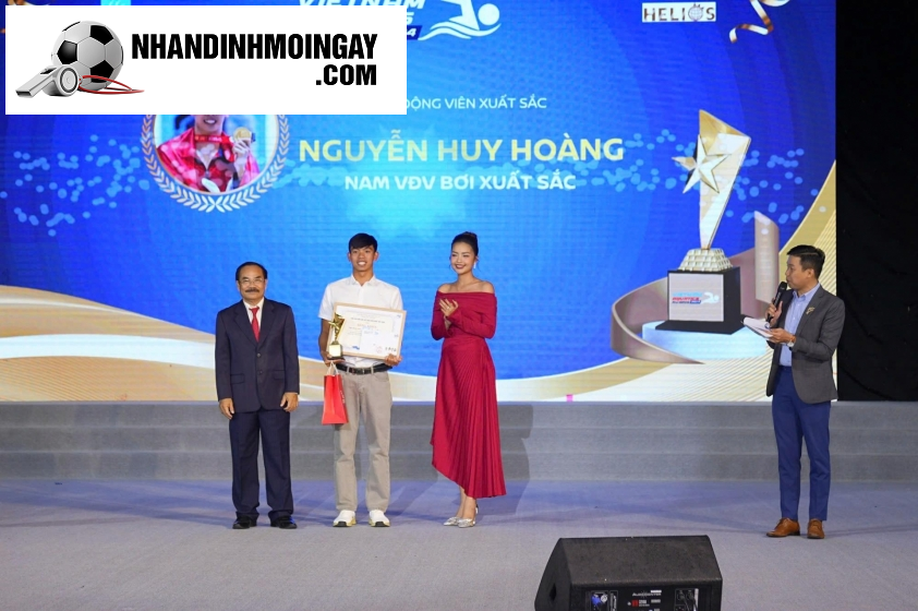 Nguyễn Huy Hoàng vinh dự nhận giải thưởng tại Gala Vietnam Aquatics Awards 2024. (Ảnh: VASA)