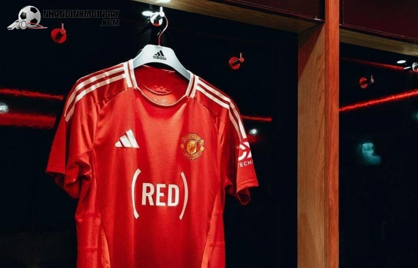 Manchester United thay logo áo đấu để ủng hộ tổ chức từ thiện (RED).