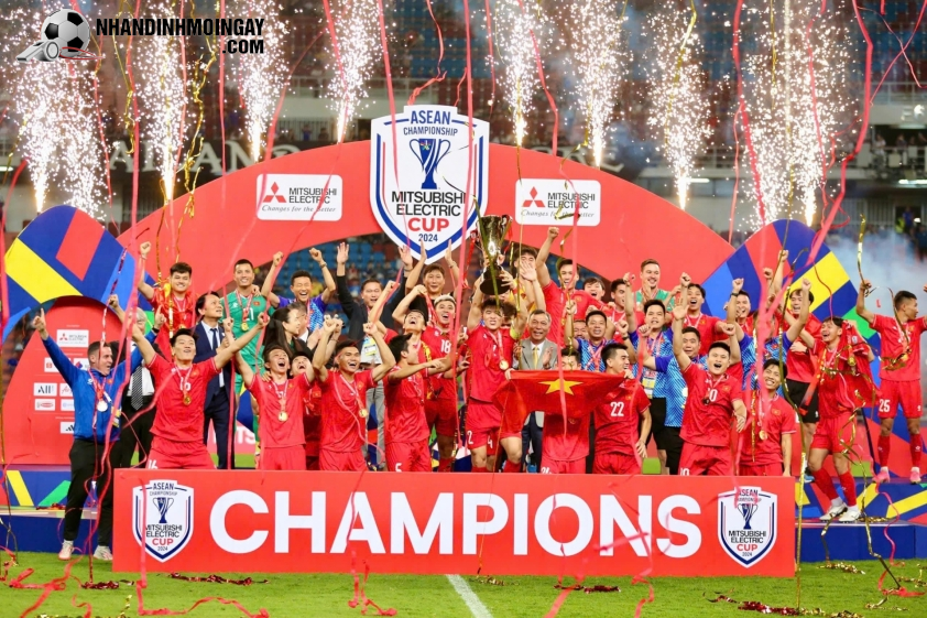 Thủ môn Nguyễn Filip hạnh phúc nâng Cúp vô địch AFF Cup 2024 cùng ĐT Việt Nam (Ảnh: VFF)