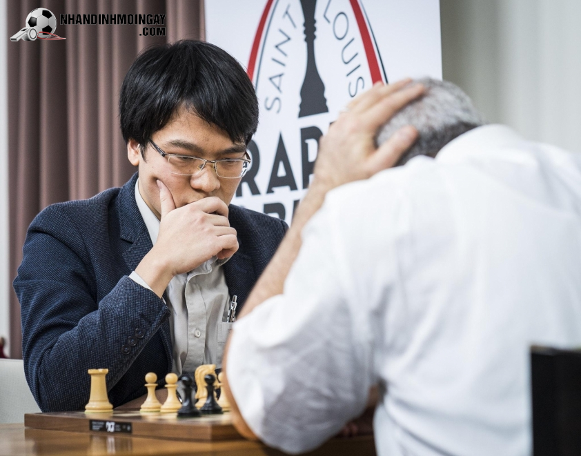 Kỳ thủ Lê Quang Liêm khiến làng cờ vua thế giới dậy sóng khi đánh bại huyền thoại Garry Kasparov của Nga tại giải Saint Louis 2017. (Ảnh: GCT)