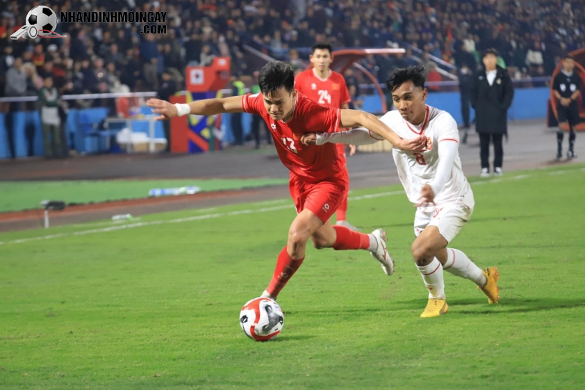 Hồ Tấn Tài tranh chấp bóng với cầu thủ Indonesia ở vòng bảng AFF Cup