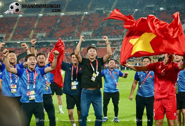 HLV Kim Sang Sik giúp ĐT Việt Nam vô địch AFF Cup 2024 (Ảnh: VFF)