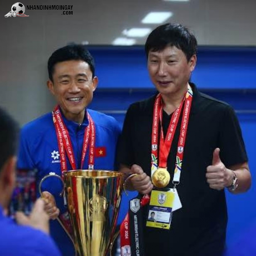 Trợ lý Choi Won Kwon cùng HLV Kim Sang Sik bên cúp vàng AFF Cup 2024 (Ảnh: FBNV)