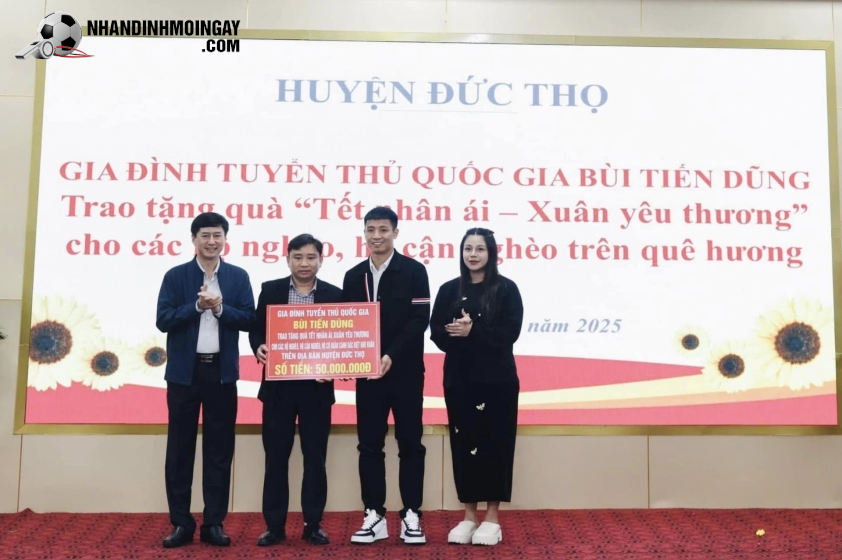 Trung vệ trao quà cho các gia đình nghèo trên quê hương (Việc tử tế)