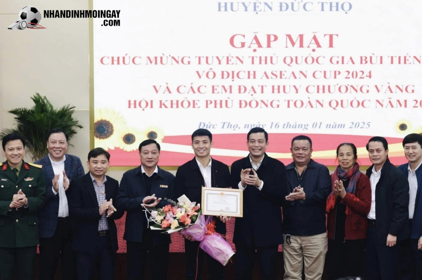 Bùi Tiến Dũng được huyện Đức Thọ vinh danh (Ảnh: Việc tử tế)