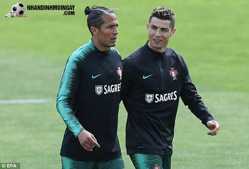 Bruno Alves và Ronaldo từng là đồng đội trên tuyển Bồ Đào Nha. Ảnh: EPA.