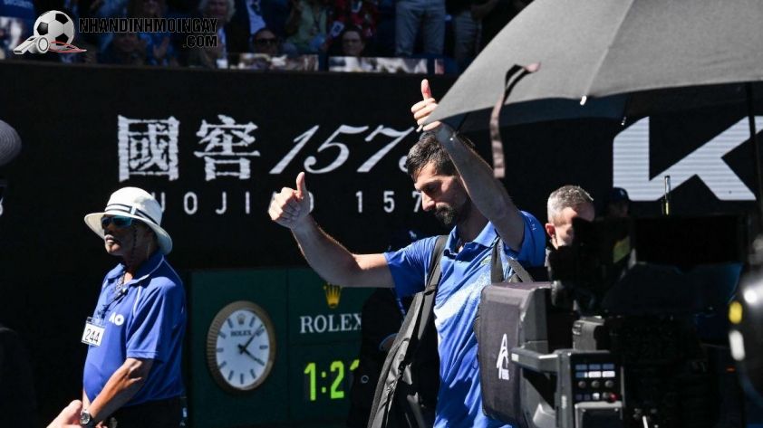 Djokovic phản ứng lại những tiếng la ó của khán giả tại Rod Laver Arena. (Ảnh: AFP)