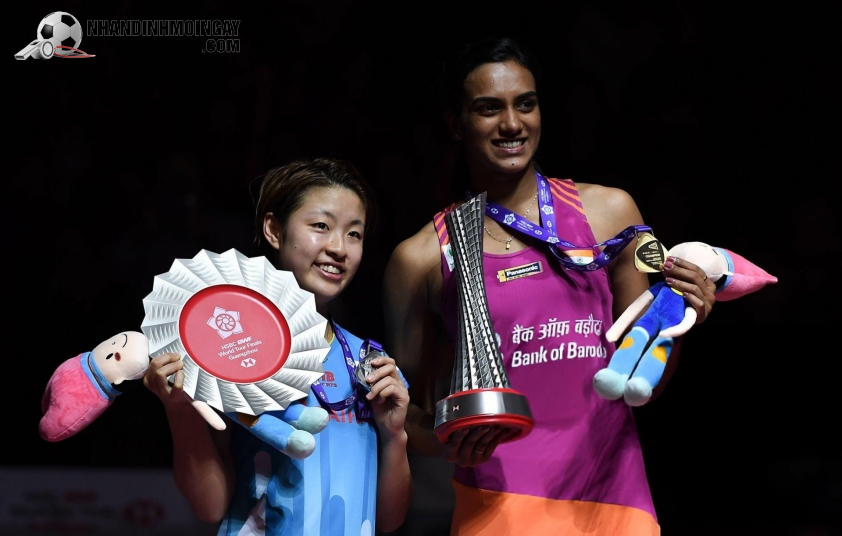 Pusarla Venkata Sindhu (phải) cùng chức vô địch World Tour Finals 2018 (Ảnh: Getty)