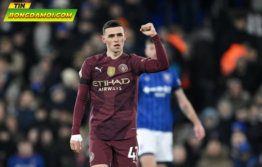 Phil Foden giúp Man City nắm lợi thế trong hiệp một. Ảnh: Getty