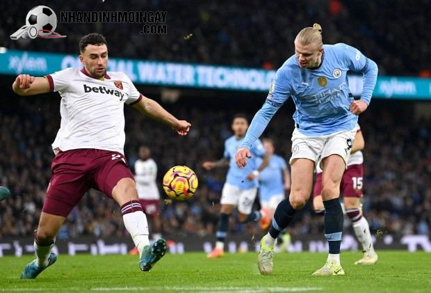 Haaland ghi bàn vào lưới West Ham. Ảnh: Getty