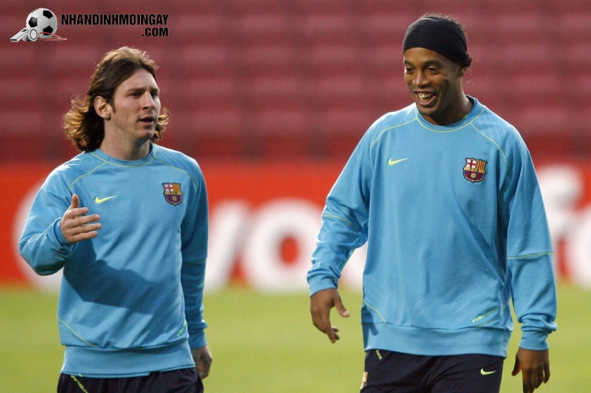 Messi luôn biết ơn sự chỉ bảo của Ronaldinho trong những ngày đầu của sự nghiệp (Ảnh: Getty).