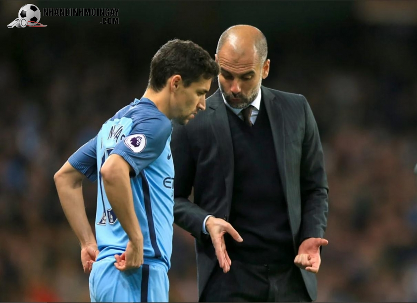 Pep Guardiola làm việc cùng Jesus Navas (Ảnh: Getty).