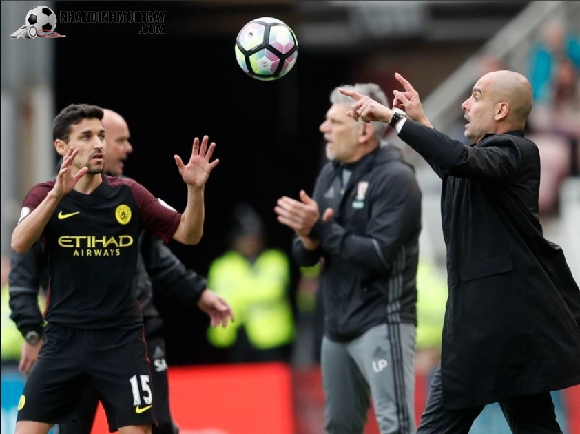 Pep Guardiola hối tiếc khi để Jesus Navas rời Man City (Ảnh: Getty).