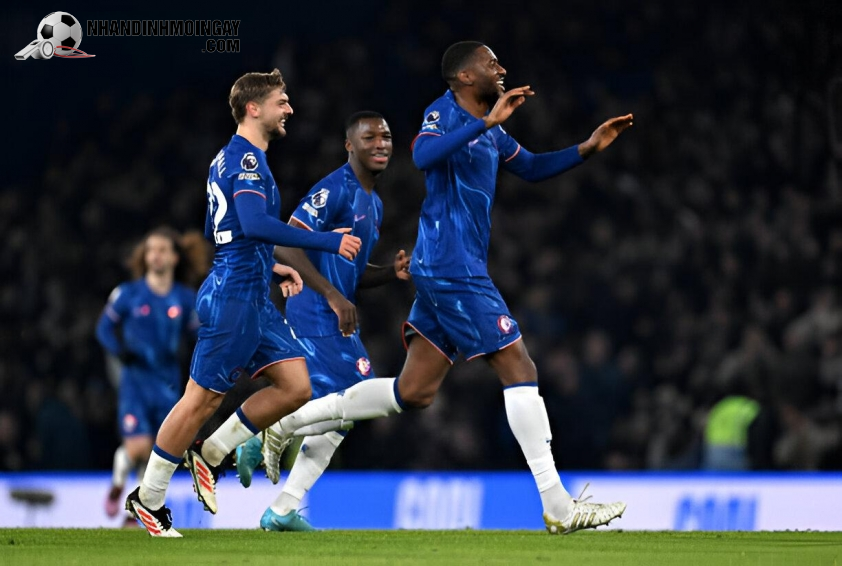 Adarabioyo dễ dàng đệm bóng mở tỷ số cho Chelsea (Ảnh: Getty).