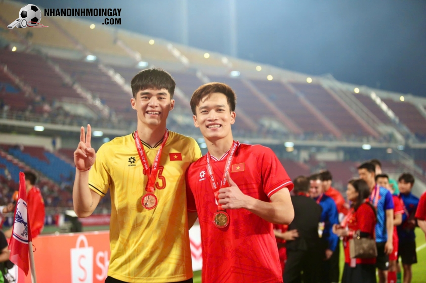 Trung Kiên ăn mừng chức vô địch AFF Cup cùng đàn anh Hoàng Đức