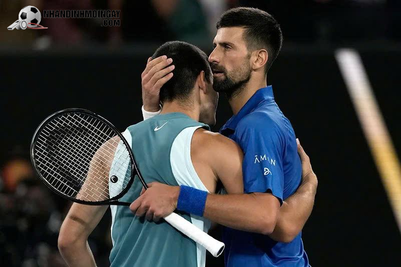 Novak Djokovic tiếp tục chứng tỏ bản lĩnh khi đánh bại Carlos Alcaraz, người trẻ hơn anh 16 tuổi